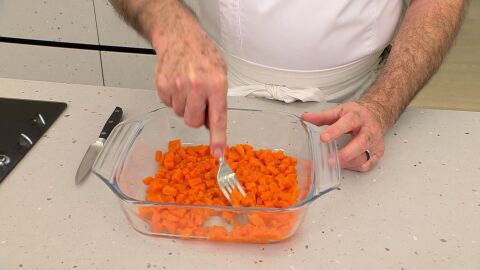 Retírala cuando esté blanda y aplástala con un tenedor