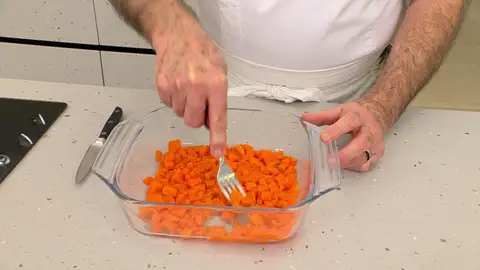 Retírala cuando esté blanda y aplástala con un tenedor Retírala cuando esté blanda y aplástala con un tenedor