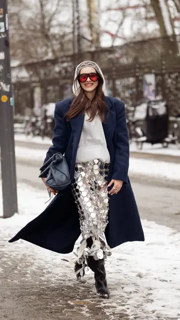 Chica vestida con lentejuelas al estilo Copenhague girl Chica vestida con lentejuelas al estilo Copenhague girl