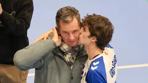 Pablo Urdangarin, muy cariño con su padre Iñaki durante un partido Pablo Urdangarin, muy cariño con su padre Iñaki durante un partido