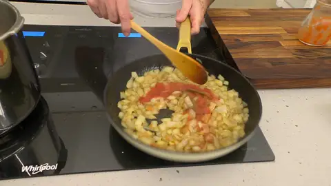 Añade el tomate y las hojas de laurel Añade el tomate y las hojas de laurel