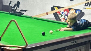 Jude Owens, en acci&oacute;n con su taco de billar