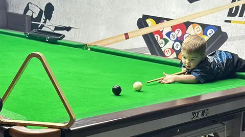 Jude Owens, en acción con su taco de billar Jude Owens, en acción con su taco de billar