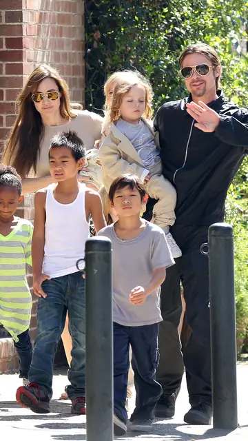 Angelina Jolie y Brad Pitt con sus hijos Angelina Jolie y Brad Pitt con sus hijos