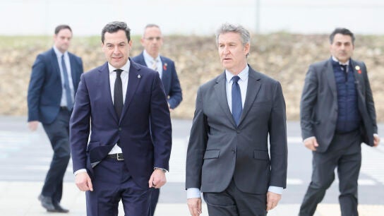 Juanma Moreno y Feij&oacute;o a su llegada al funeral en Huelva