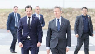 Juanma Moreno y Feij&oacute;o a su llegada al funeral en Huelva