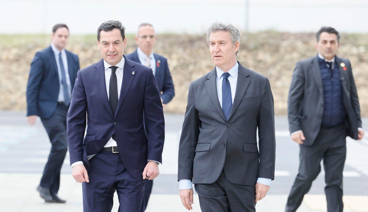 Juanma Moreno y Feij&oacute;o a su llegada al funeral en Huelva