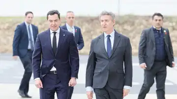 Juanma Moreno y Feijóo a su llegada al funeral en Huelva Juanma Moreno y Feijóo a su llegada al funeral en Huelva