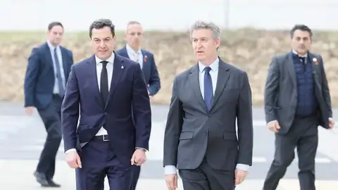Juanma Moreno y Feijóo a su llegada al funeral en Huelva Juanma Moreno y Feijóo a su llegada al funeral en Huelva