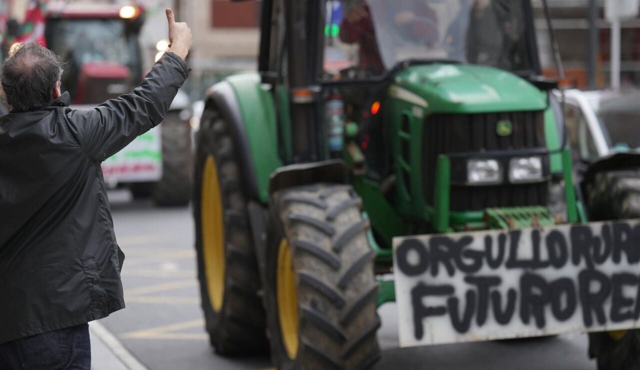 Tractorada clama en Bilbao contra el acuerdo UE-Mercosur porque "la alimentaci&oacute;n es un derecho, no mercanc&iacute;a"