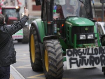 Tractorada clama en Bilbao contra el acuerdo UE-Mercosur porque "la alimentaci&oacute;n es un derecho, no mercanc&iacute;a"