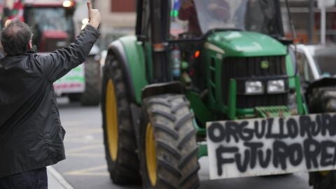 Tractorada clama en Bilbao contra el acuerdo UE-Mercosur porque "la alimentaci&oacute;n es un derecho, no mercanc&iacute;a"