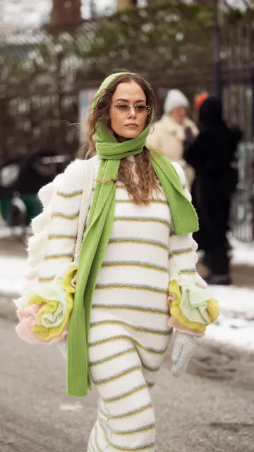 Chica vestida con total look al estilo Copenhague girl Chica vestida con total look al estilo Copenhague girl