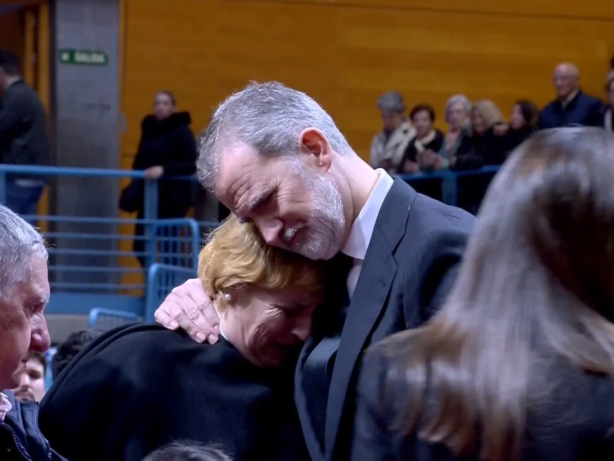 El Rey Felipe VI, muy emocionado con una familiar de las víctimas del accidente ferroviario en Adamuz