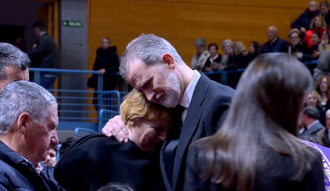 El rey abrazado a una de las familiares de las v&iacute;ctimas