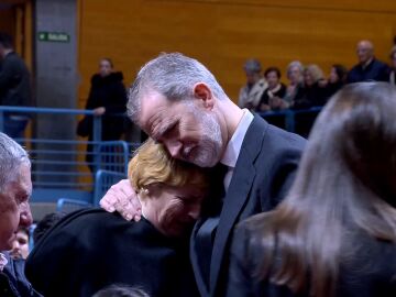 El rey abrazado a una de las familiares de las v&iacute;ctimas