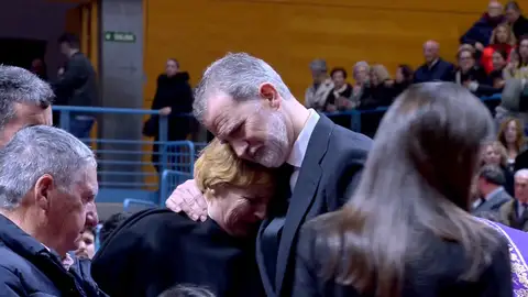 El rey abrazado a una de las familiares de las víctimas El rey abrazado a una de las familiares de las víctimas