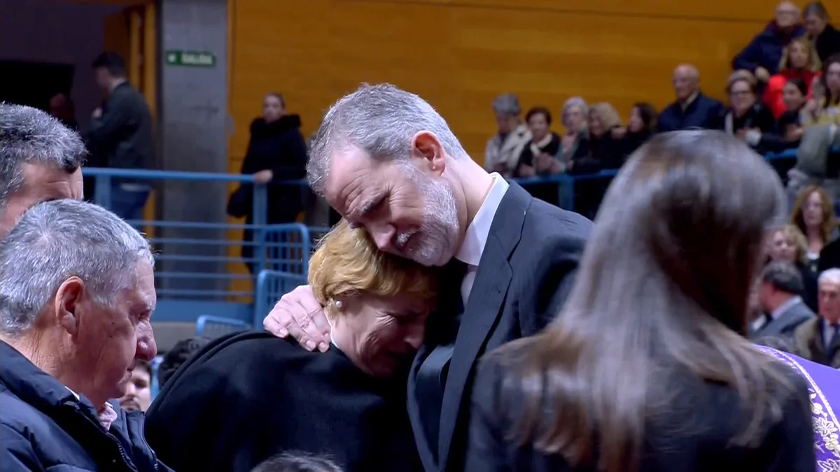El Rey Felipe VI, muy emocionado con una familiar de las víctimas del accidente ferroviario en Adamuz