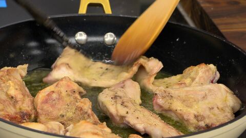 Cuando estén dorados, pásalos a la olla rápida