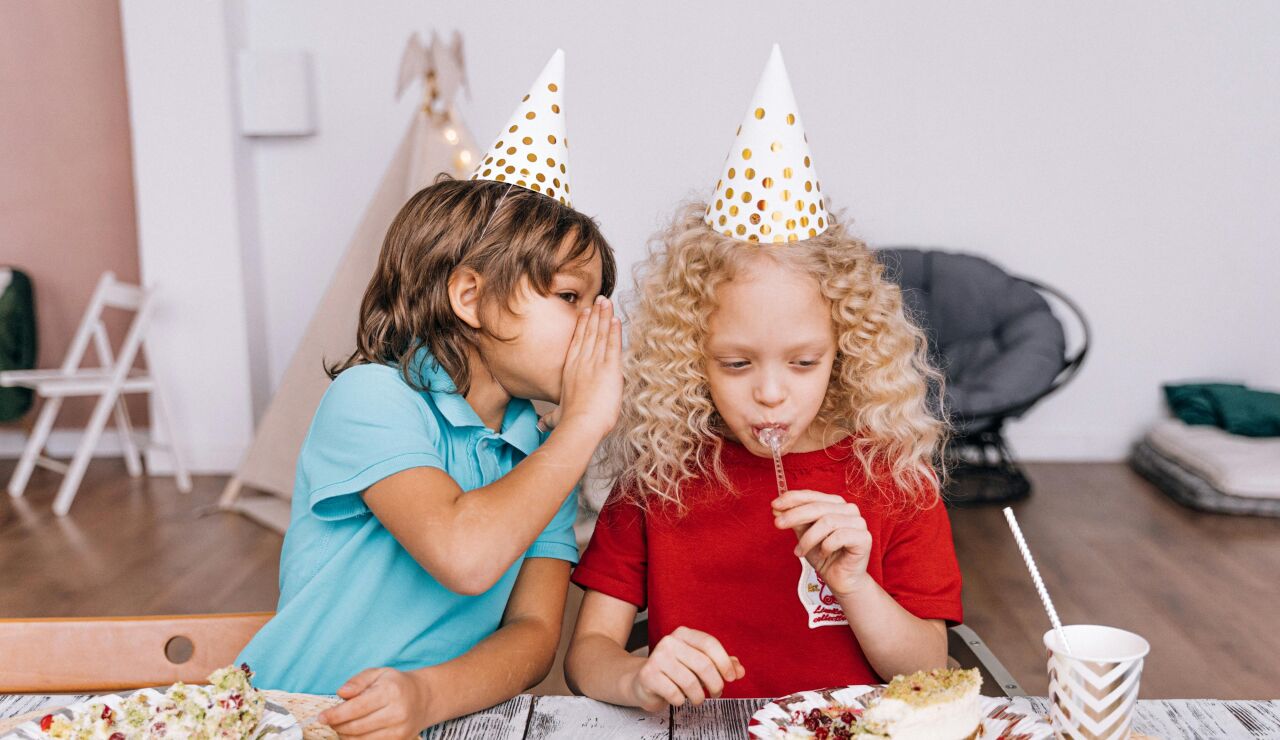 Un ni&ntilde;o comparte un secreto con una ni&ntilde;a