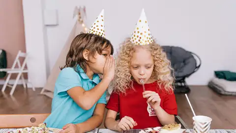 Un niño comparte un secreto con una niña Un niño comparte un secreto con una niña