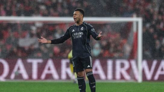 Mbapp&eacute;, molesto en el partido contra el Benfica