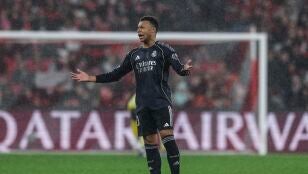 Mbapp&eacute;, molesto en el partido contra el Benfica