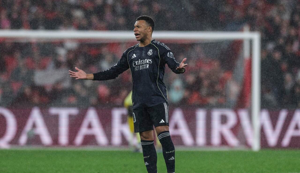 Mbapp&eacute;, molesto en el partido contra el Benfica