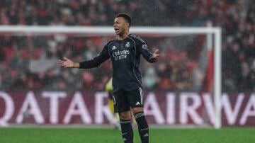 Mbapp&eacute;, molesto en el partido contra el Benfica