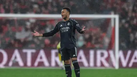 Mbappé, molesto en el partido contra el Benfica Mbappé, molesto en el partido contra el Benfica