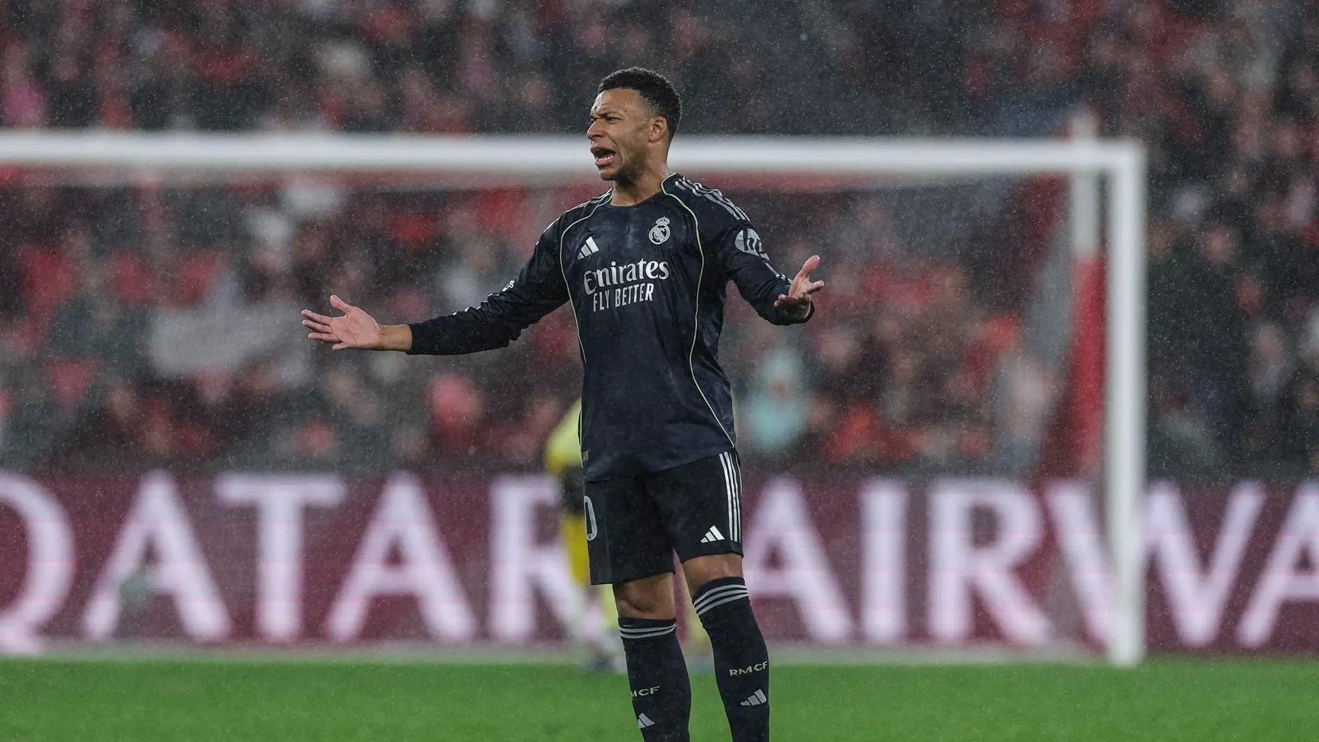 Mbappé, molesto en el partido contra el Benfica Mbappé, molesto en el partido contra el Benfica