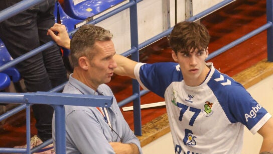 I&ntilde;aki Urdangarin y su hijo Pablo en un partido de balonmano