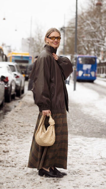 Chica vestida con una chaqueta al estilo Copenhague girl