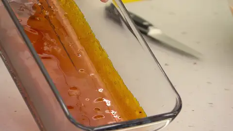 Vierte el caramelo al molde y extiéndelo bien por toda la base Vierte el caramelo al molde y extiéndelo bien por toda la base