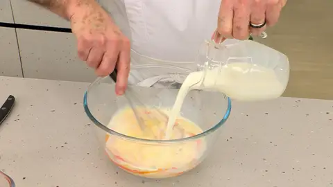 Incorpora la calabaza y sigue batiendo hasta obtener una mezcla homogénea Incorpora la calabaza y sigue batiendo hasta obtener una mezcla homogénea