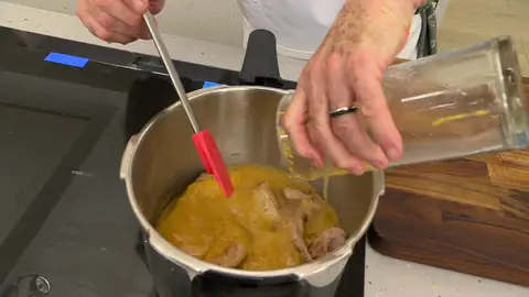 Agrega un vaso de agua, si es necesario Agrega un vaso de agua, si es necesario