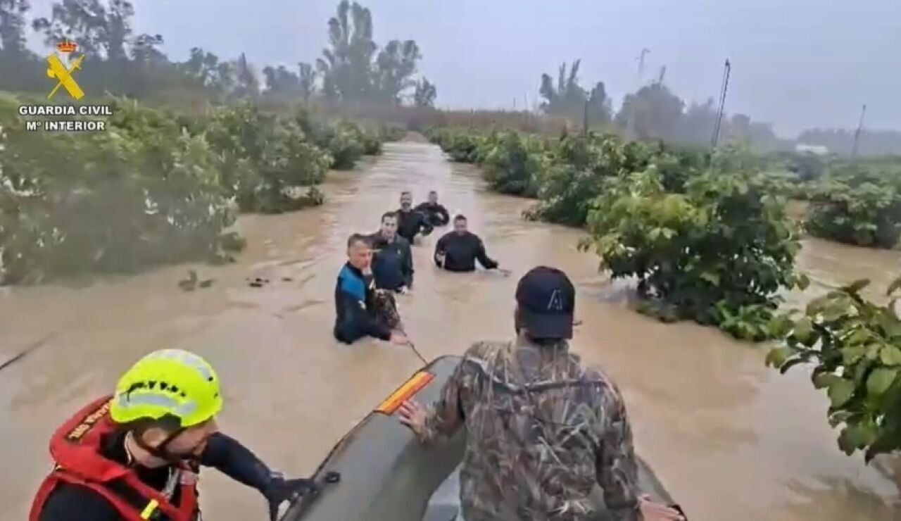 Un grupo especializado de la Guardia Civil rescatando a una persona