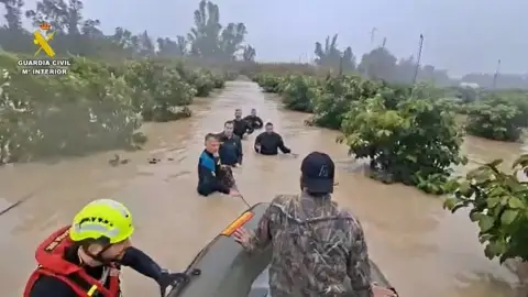 Un grupo especializado de la Guardia Civil rescatando a una persona Un grupo especializado de la Guardia Civil rescatando a una persona