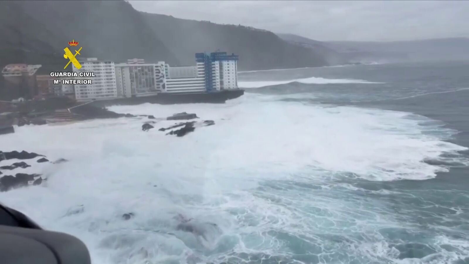 Desaparece una mujer en Tenerife tras ser arrastrada por una ola en plena alerta por fuerte oleaje