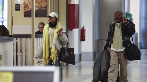 Gloria Camila y Álvaro García en el aeropuerto 
