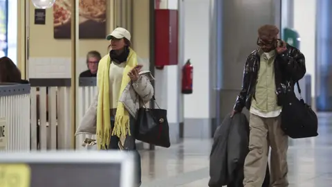 Gloria Camila y Álvaro García en el aeropuerto Gloria Camila y Álvaro García en el aeropuerto