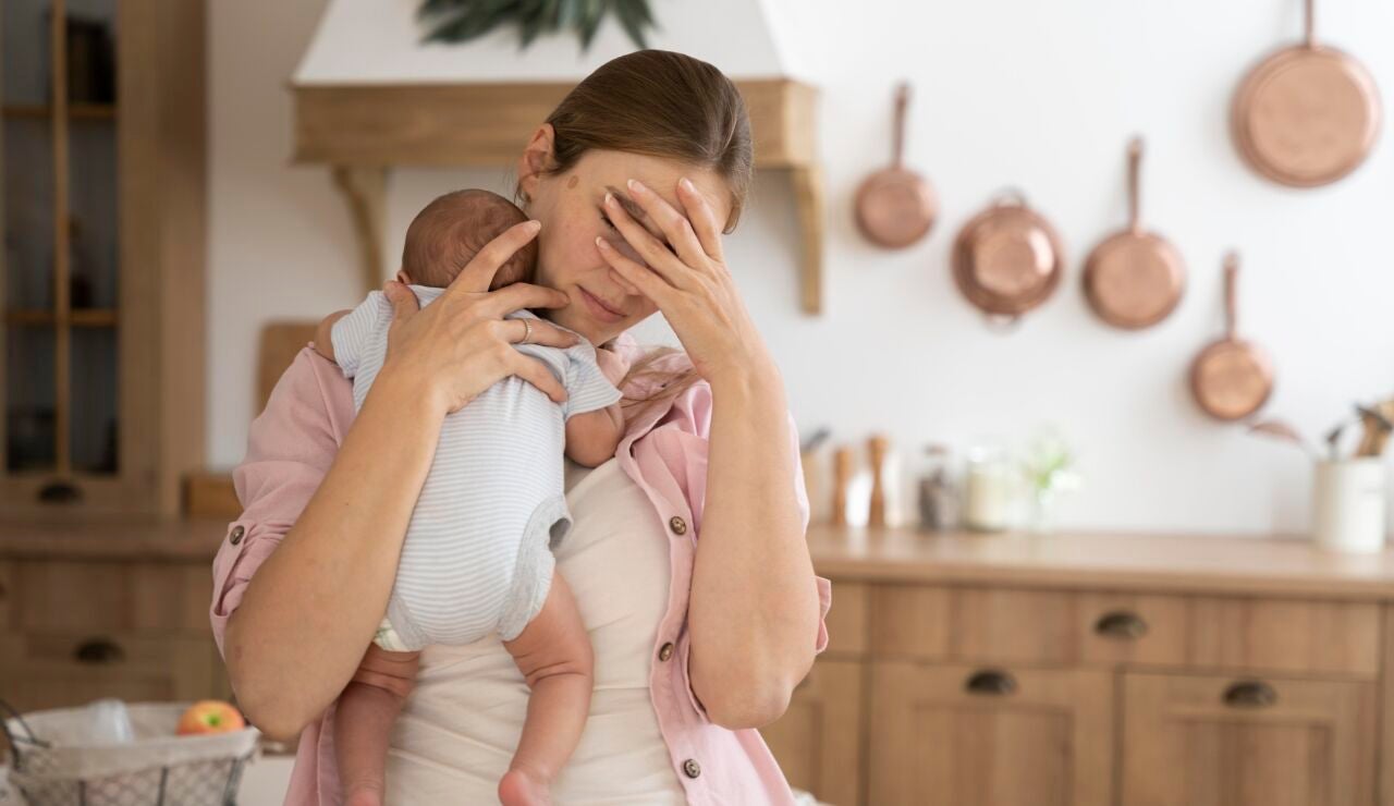 Madre con preocupaci&oacute;n en pleno posparto