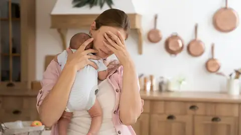 Madre con preocupación en pleno posparto Madre con preocupación en pleno posparto