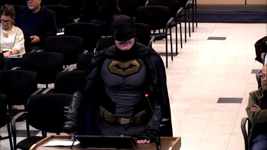 Imagen del hombre disfrazado de Batman en el Ayuntamiento de Santa Clara, California.