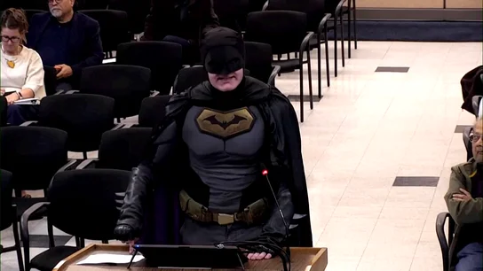 Imagen del hombre disfrazado de Batman en el Ayuntamiento de Santa Clara, California. Imagen del hombre disfrazado de Batman en el Ayuntamiento de Santa Clara, California.