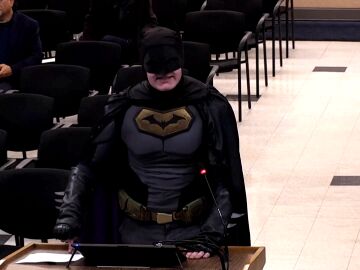 Imagen del hombre disfrazado de Batman en el Ayuntamiento de Santa Clara, California. Imagen del hombre disfrazado de Batman en el Ayuntamiento de Santa Clara, California.