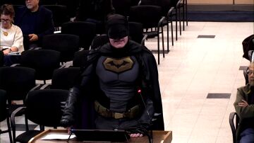 Imagen del hombre disfrazado de Batman en el Ayuntamiento de Santa Clara, California.