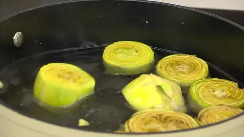 Sazona y cocina las alcachofas Sazona y cocina las alcachofas