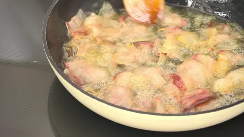 Añade la panceta cortada en bastones y fríela hasta que quede dorada y crujiente Añade la panceta cortada en bastones y fríela hasta que quede dorada y crujiente