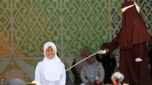 Una mujer reacciona ante los azotes durante un castigo p&uacute;blico por violar la ley sharia este jueves, en Banda Aceh (Indonesia)
